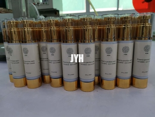 La crema hidratante orgánica con la piel regordeta de hidratación ácida hialurónica aclara y rejuvenece