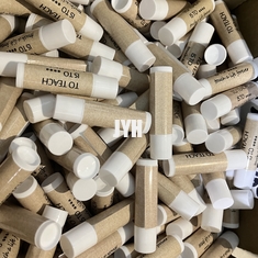 El protector labial que calma del SPF 15 de los labios de Shea Butter To Moisturize Dry modifica el logotipo para requisitos particulares