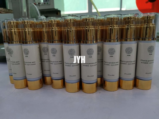 La crema hidratante orgánica con la piel regordeta de hidratación ácida hialurónica aclara y rejuvenece