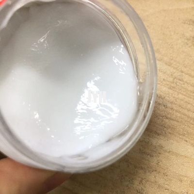 La crema hidratante orgánica con la piel regordeta de hidratación ácida hialurónica aclara y rejuvenece